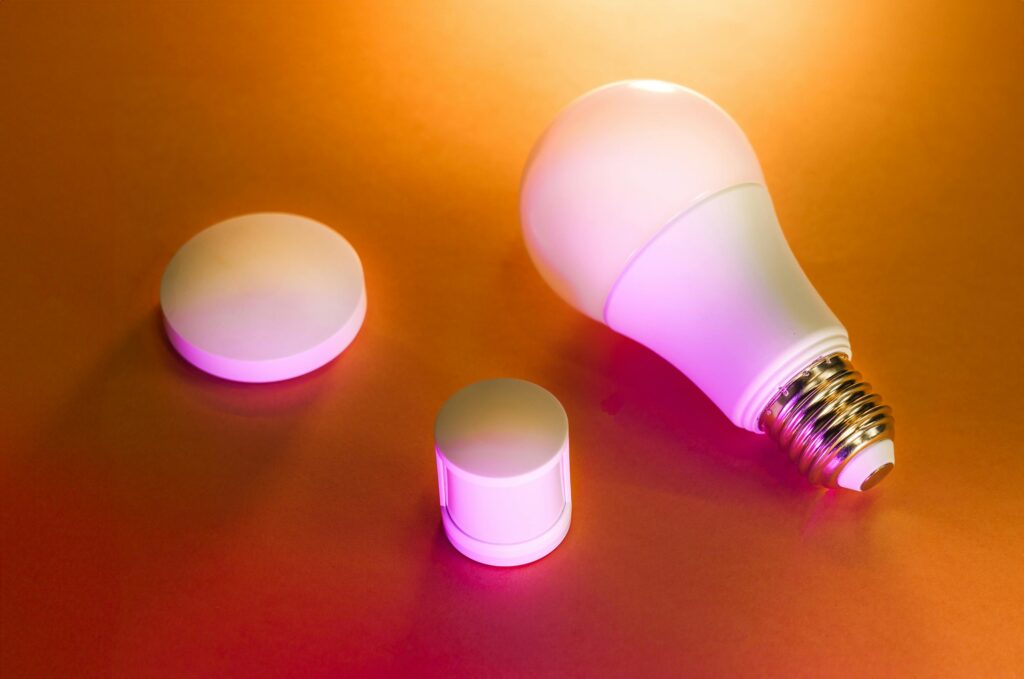 Ilumina tu hogar con estilo: 3 razones para tener una lámpara LED inteligente