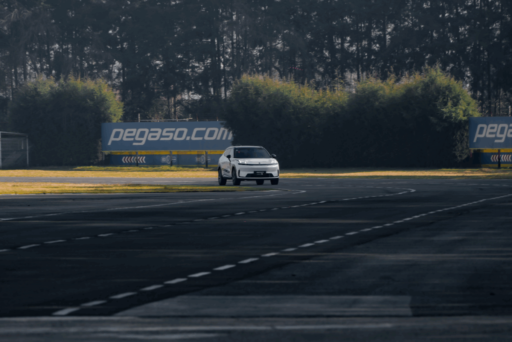 Lynk & Co 08