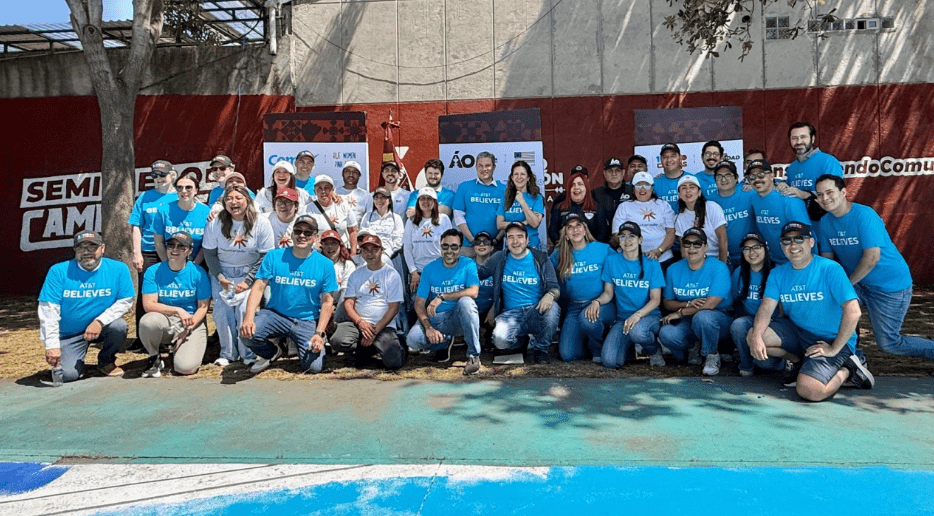AT&T México, Comex y Blue Women Pink Men rehabilitan 100 canchas para impulsar el deporte y la cohesión social.