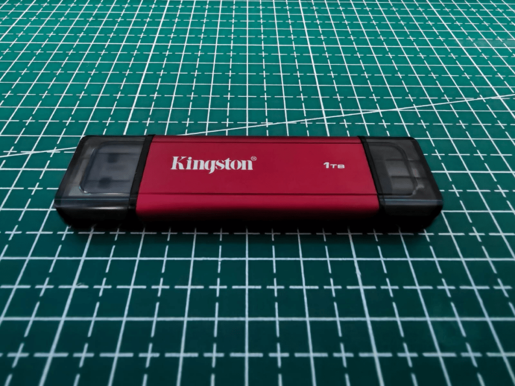 Kingston Dual Portable SSD conectado a una laptop como unidad portátil compatible con USB-C y USB-A