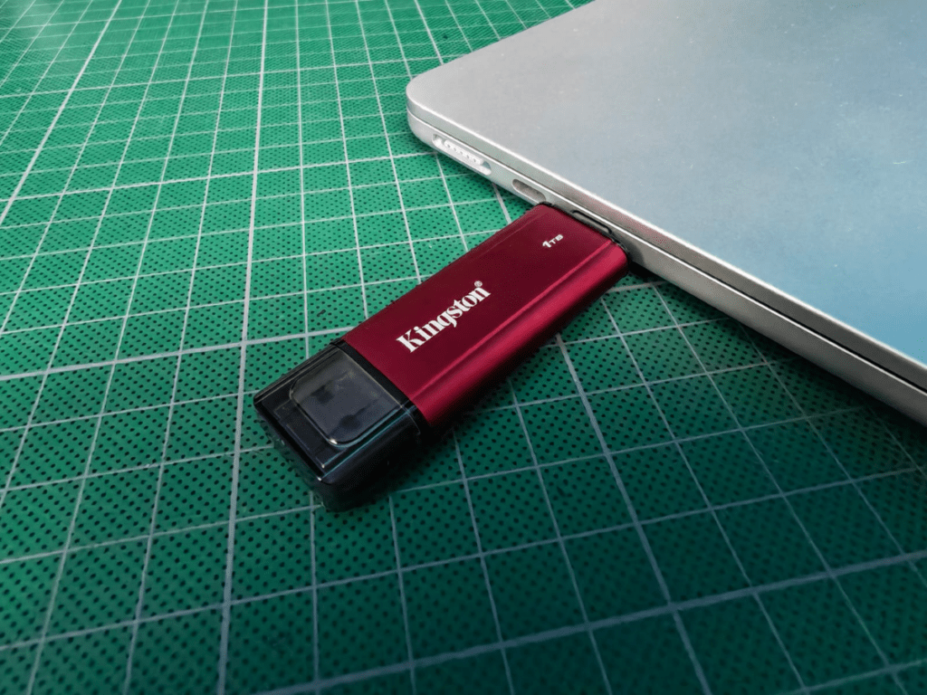 Kingston Dual Portable SSD conectado a una laptop como unidad portátil compatible con USB-C y USB-A