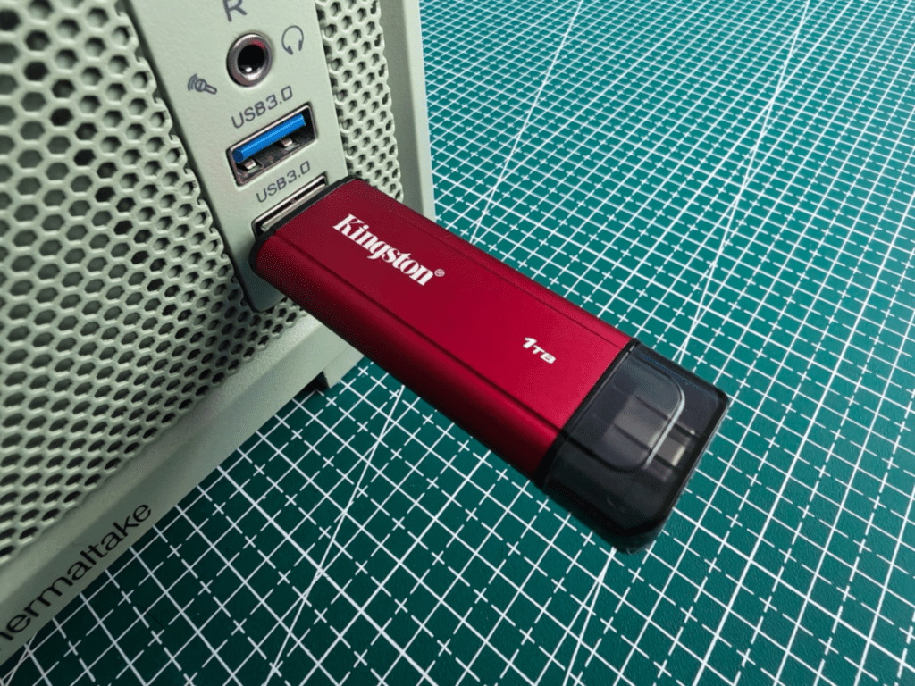 Kingston Dual Portable SSD conectado a una laptop como unidad portátil compatible con USB-C y USB-A