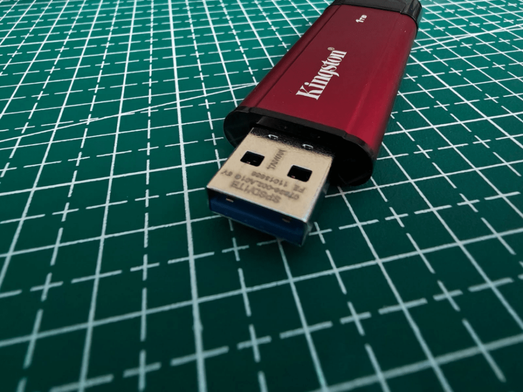 Kingston Dual Portable SSD conectado a una laptop como unidad portátil compatible con USB-C y USB-A