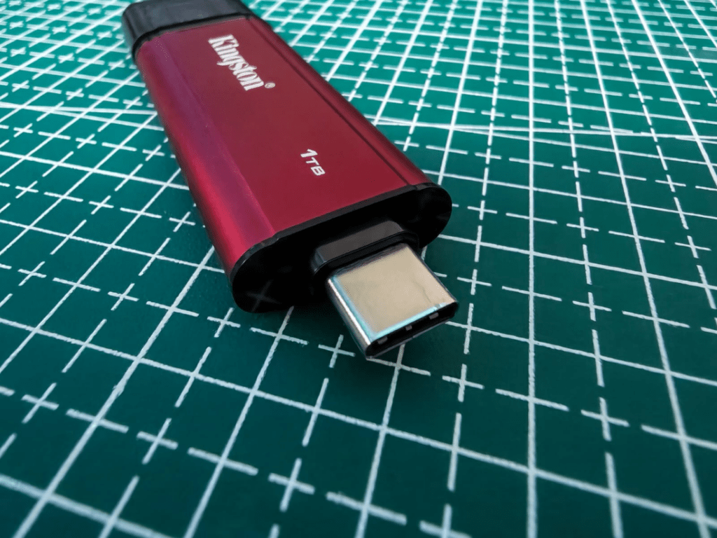 Kingston Dual Portable SSD conectado a una laptop como unidad portátil compatible con USB-C y USB-A