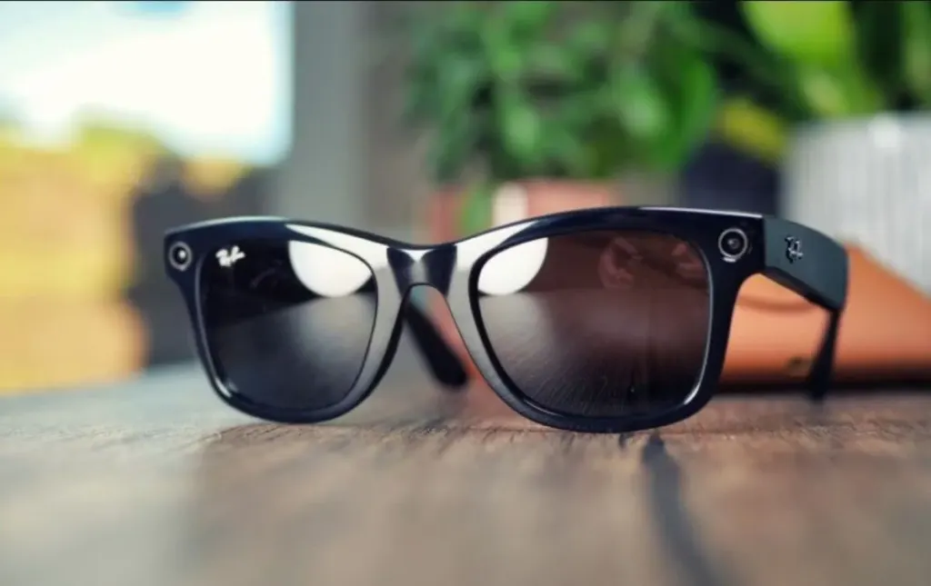 Meta Glasses sobre una mesa de madera