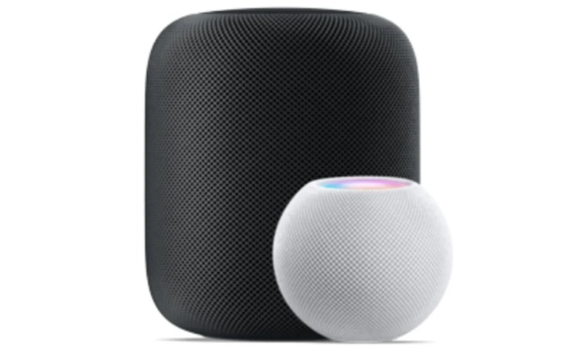 Altavoz HomePod negro grande detrás de un HomePod mini blanco.