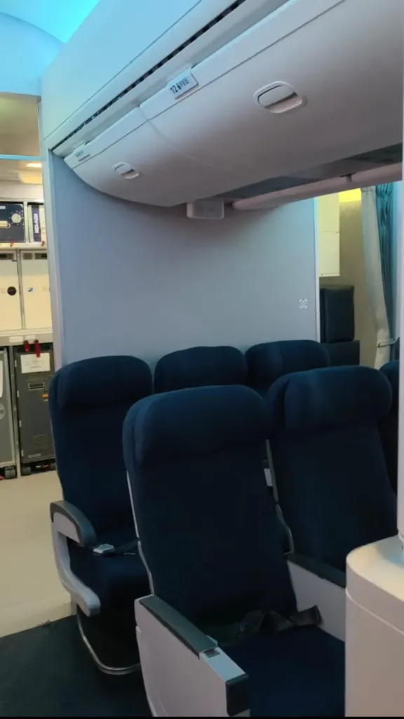 Cabina de asientos de avión