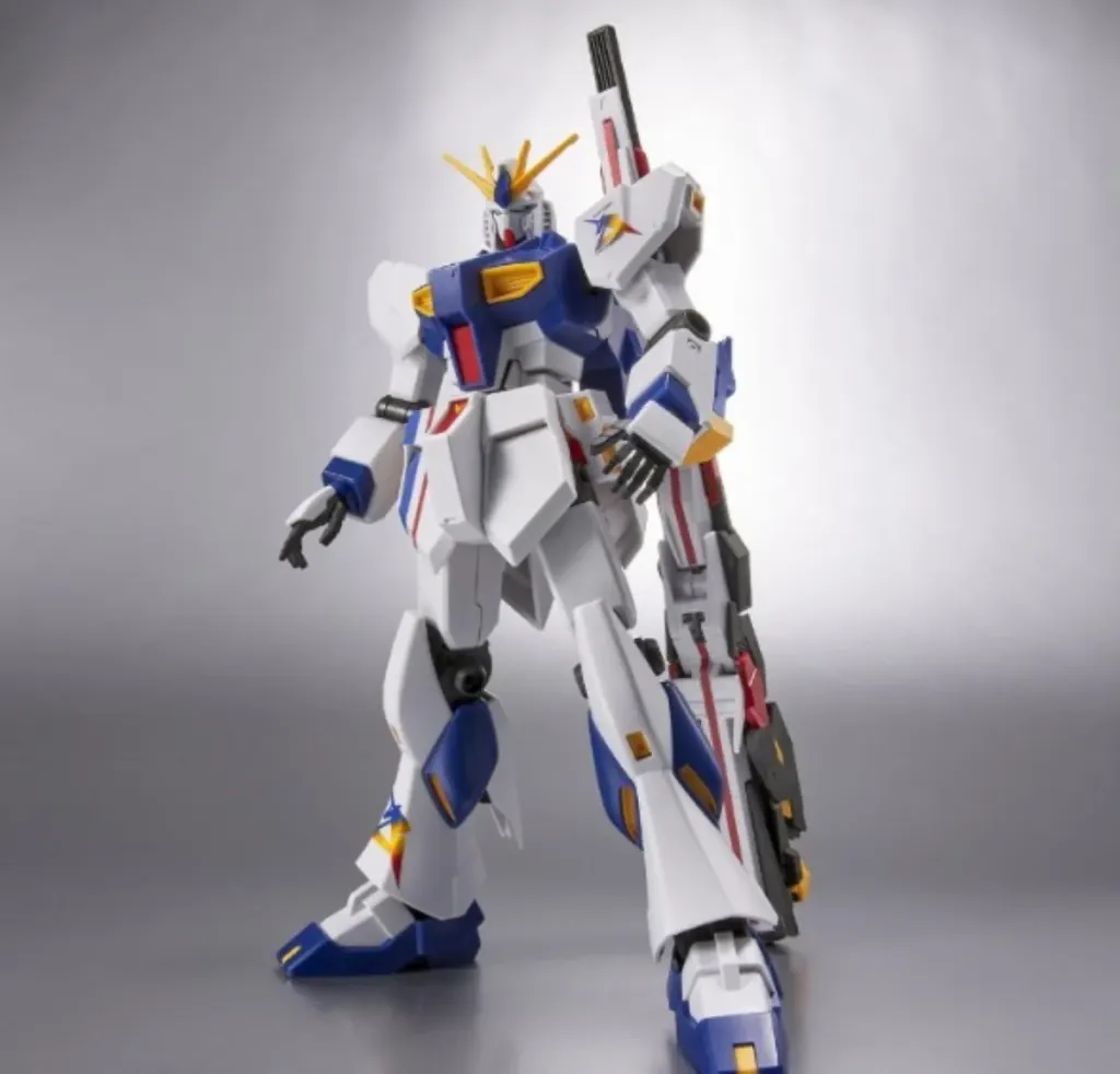 Figura de acción del robot Gundam en blanco, azul y amarillo.