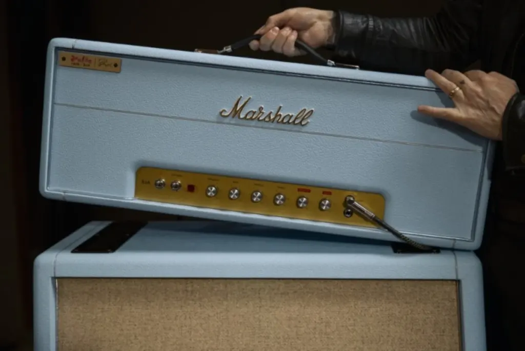 Amplificador Marshall azul celeste con controles dorados.