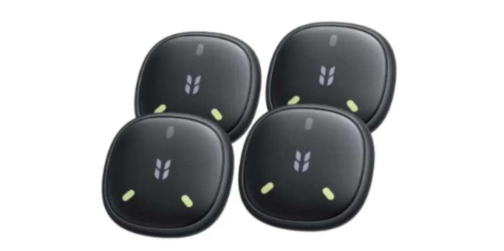 Cuatro dispositivos de rastreo negro UGREEN FineTrack Mini 2 agrupados sobre fondo blanco.
