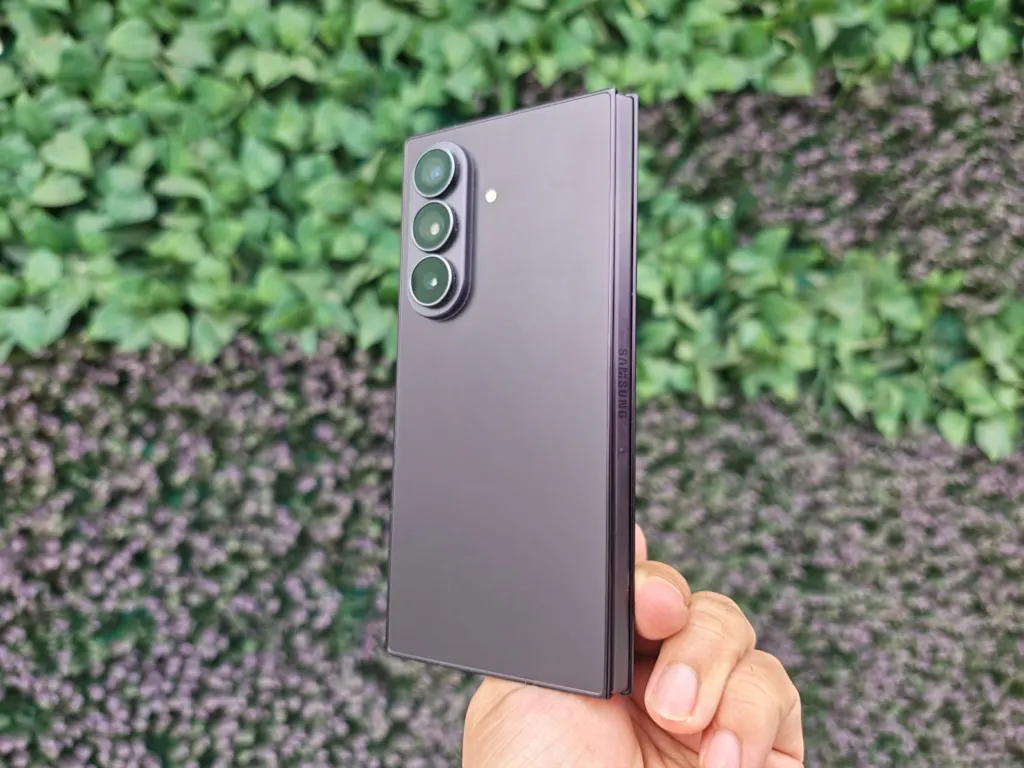 Samsung Galaxy Z Fold8 Ultra utilizado en una situación cotidiana como teléfono plegable