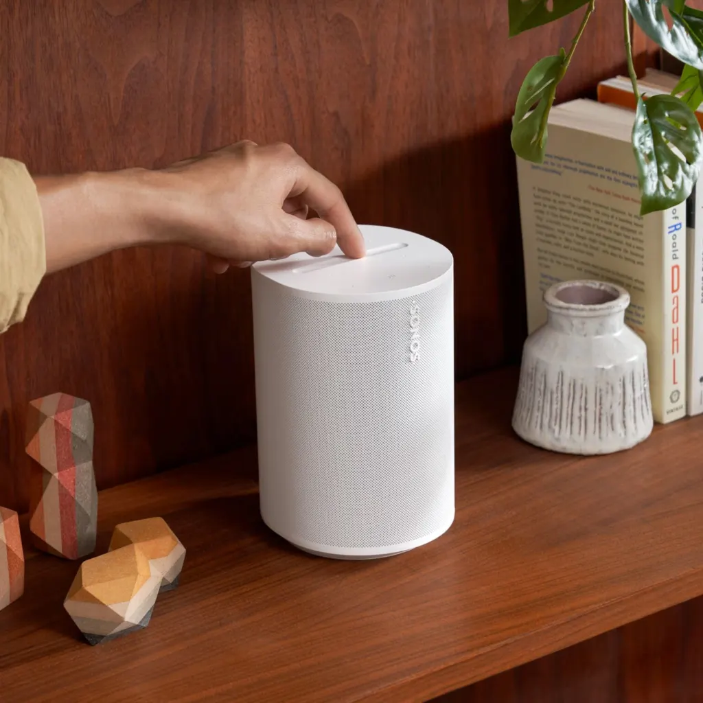 Bocina Sonos Era 100 colocada sobre un mueble dentro de una habitación