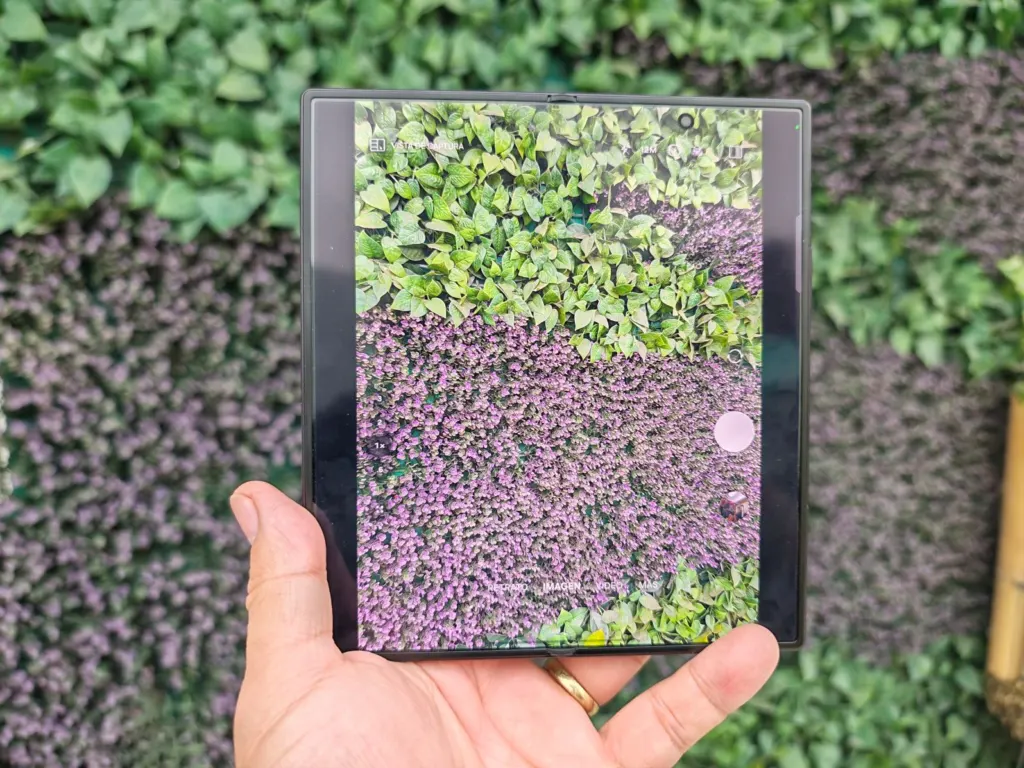  Galaxy Z Fold8 Ultra tomando una fotografía con el teléfono plegado parcialmente
