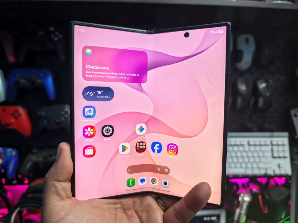 Samsung Galaxy Z Fold8 Ultra abierto mostrando su pantalla interior 
