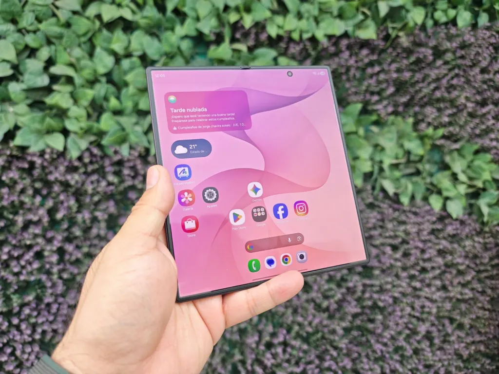 Ajustes y pantalla principal del Galaxy Z Fold8 Ultra configurados según el uso cotidiano
