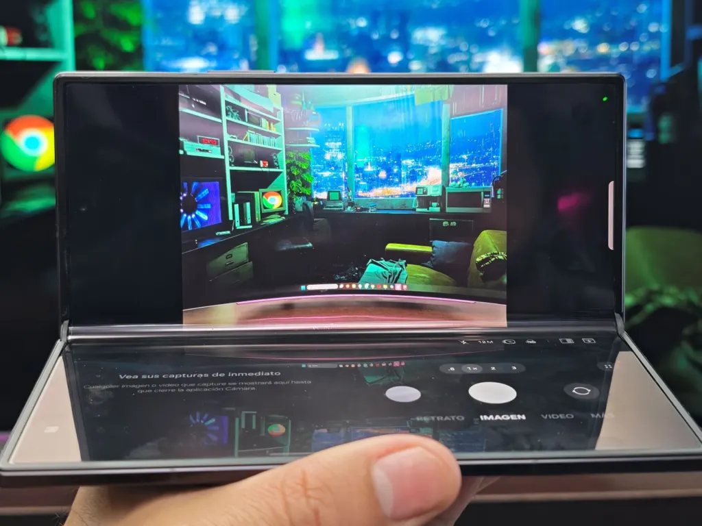 Galaxy Z Fold8 Ultra parcialmente abierto usando el Modo Flex sobre una mesa

