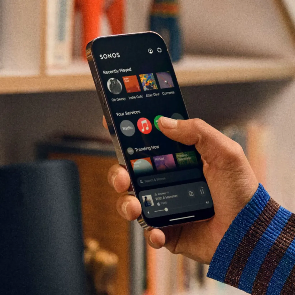 Pantalla principal de la app Sonos en un teléfono móvil con controles y servicios de música.

