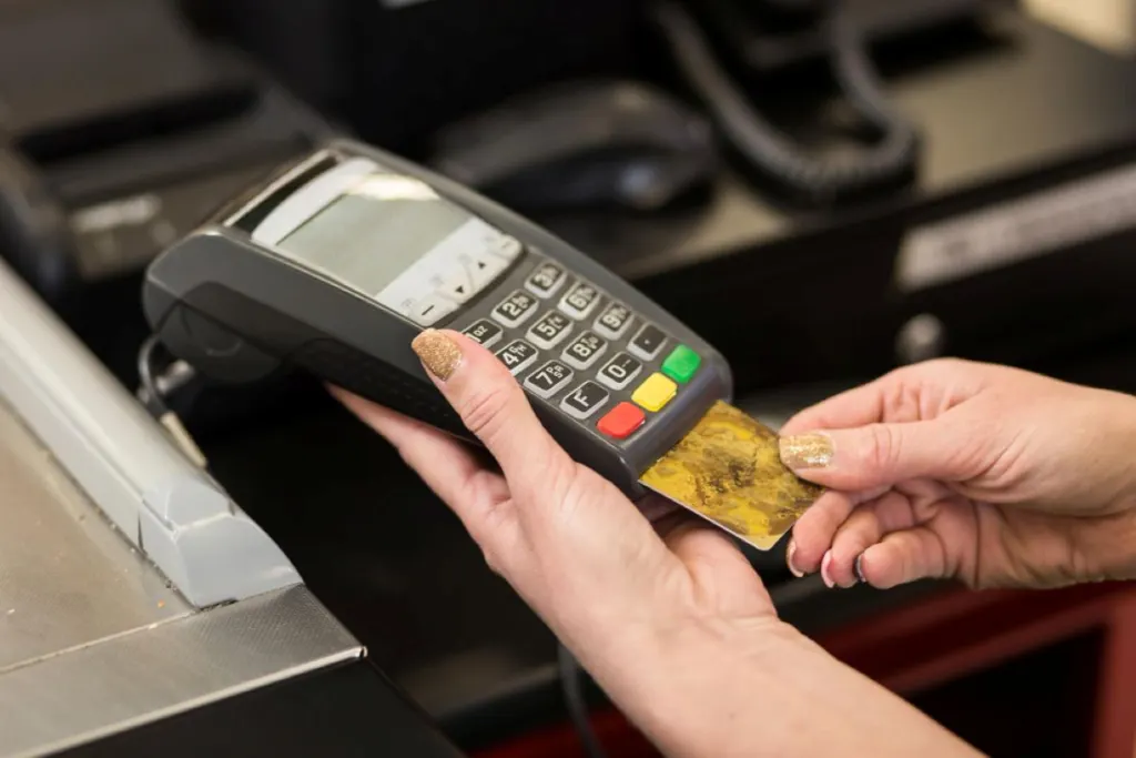 Una terminal de cobro con tarjeta