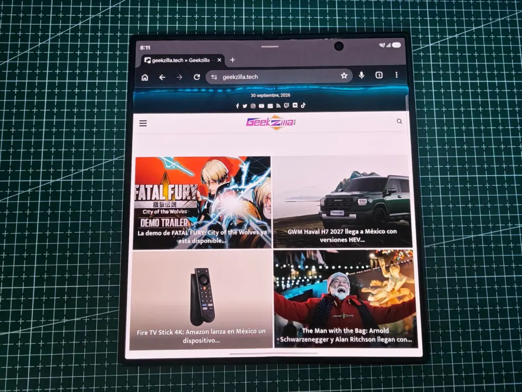 Galaxy Z Fold8 Ultra utilizado para trabajar con documentos y correo en la pantalla interior
